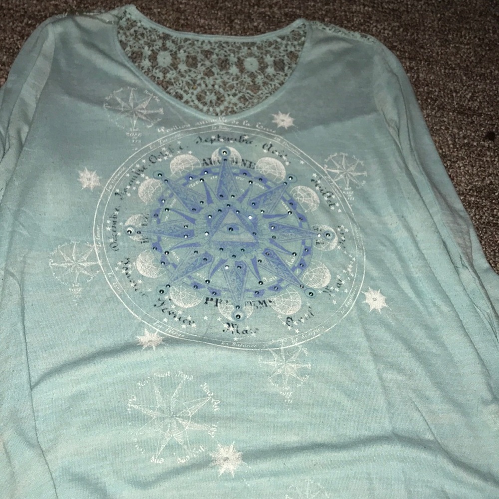 Light be 3/4 sleeve shirt.